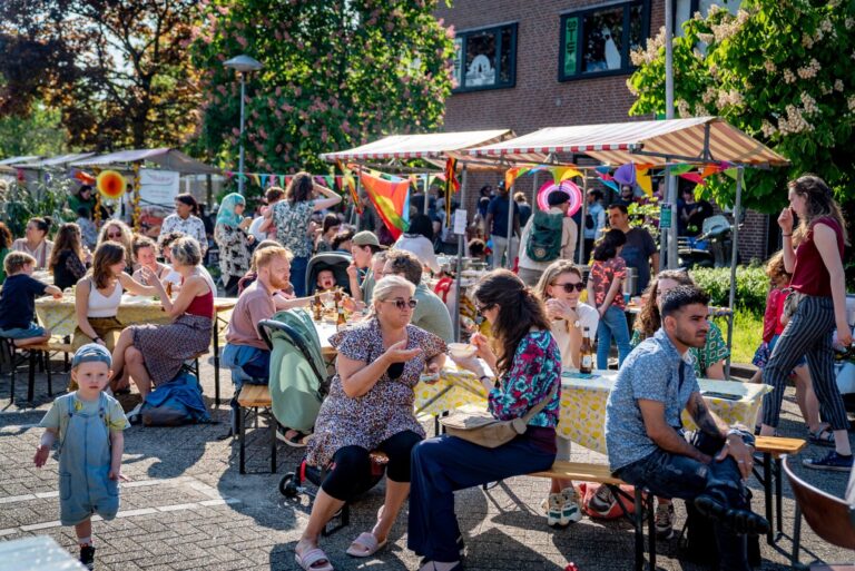 Lees meer over het artikel Gezocht: Organisaties uit Overvecht voor Festival op het Plein 2026